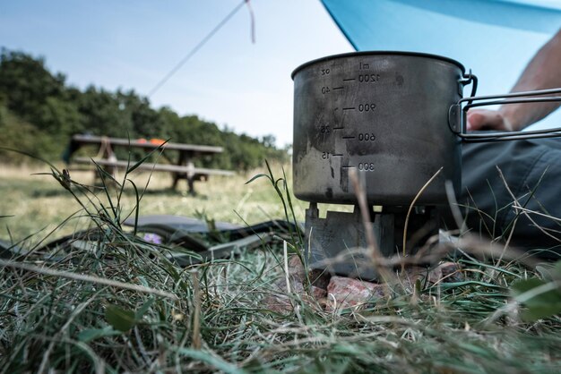 Cocinar al aire libre en una olla de cocina titán en la chimenea