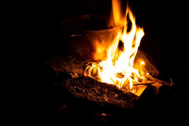 Cocinar al fuego para un viaje de campamento Olla sobre un fuego al aire libre