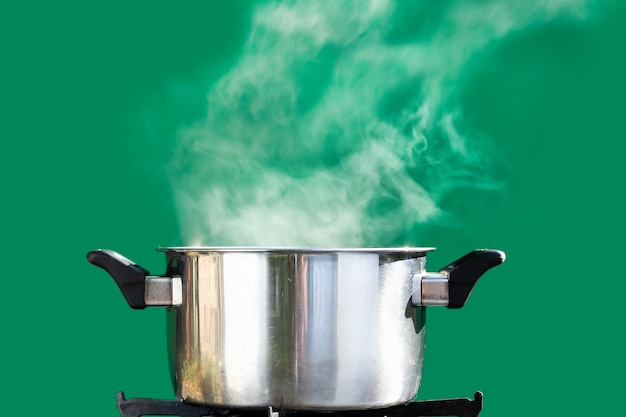 Cocinar al vapor sobre una olla, en pantalla verde