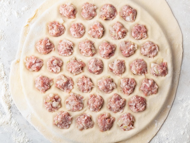 Cocinar albóndigas caseras con vista superior de carne