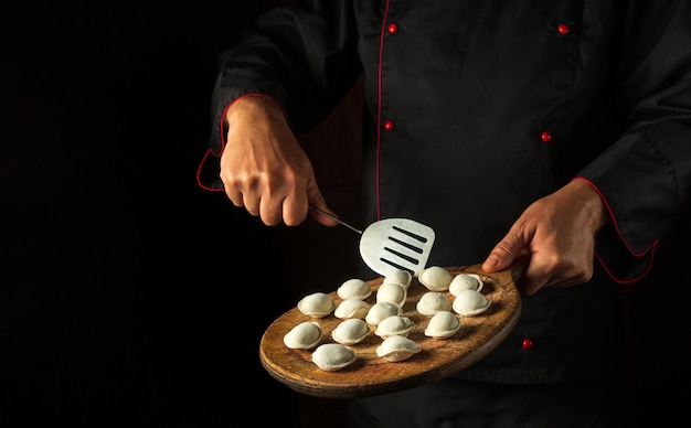 Cocinar albóndigas a manos del chef en la cocina del hotel Espacio libre para publicidad