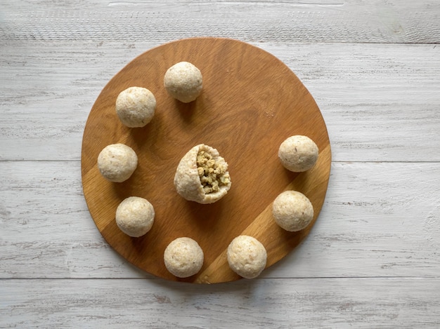 Foto cocinar el aperitivo de carne árabe kibbeh. kibbeh árabe tradicional con cordero y piñones.