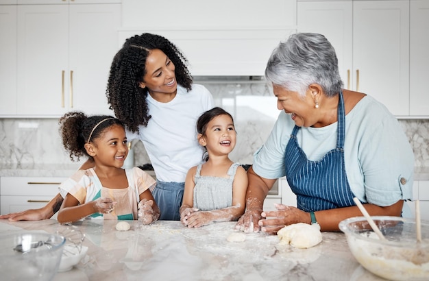 Cocinar el aprendizaje de la masa y la familia con los niños en la cocina horneando postres o pasteles Cuidado de la educación y la madre y la abuela enseñando a las hermanas o a los niños cómo hornear la unión y reírse de una broma cómica