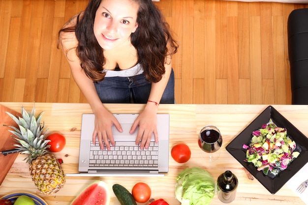 Cocinar con la ayuda de una computadora portátil.