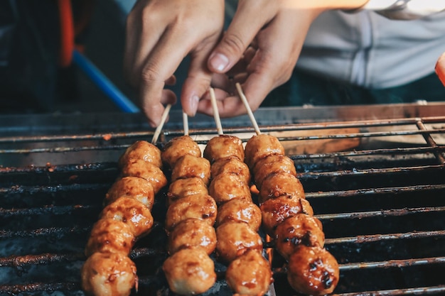 Cocinar Barbacoa Meatball Satay en una estufa a la parrilla Esta es comida callejera tradicional indonesia hecha de albóndigas