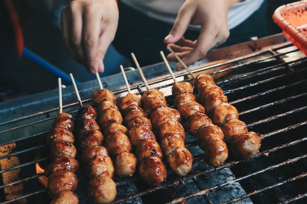 Cocinar Barbacoa Meatball Satay en una estufa a la parrilla Esta es comida callejera tradicional indonesia hecha de albóndigas