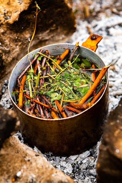 Cocinar bebida de té al fuego en la naturaleza