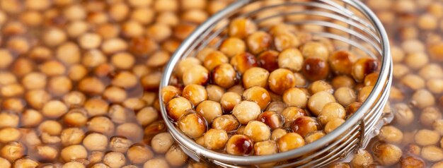 Cocinar bolas de perlas de tapioca con sabor a azúcar moreno hirviendo ingrediente de té de burbujas preparar comida y bebida cerrar el concepto de diseño de los pasos del libro de recetas de recetas