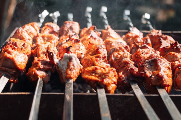 Cocinar brochetas de cerdo adobadas a la parrilla