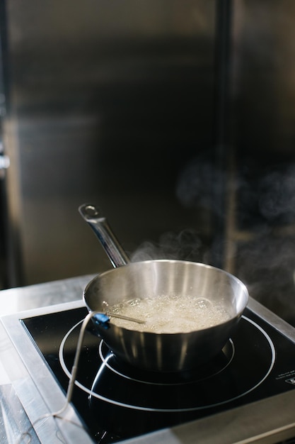 Cocinar caramelo en una cacerola sobre superficies de cocción inductivas