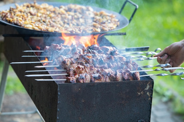 Cocinar carne al fuego de la barbacoa de cerca