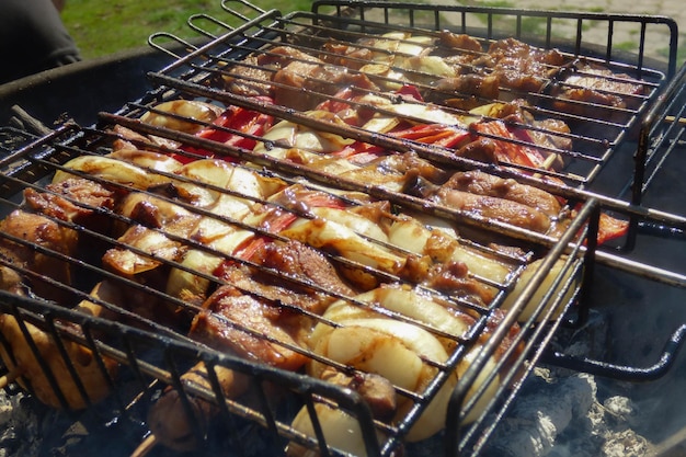 Cocinar carne a las brasas en el jardín día soleado Picnic y barbacoa