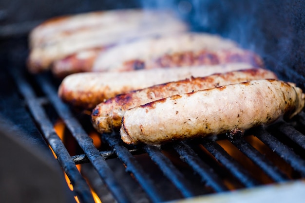 Cocinar la carne en la parrilla al aire libre.