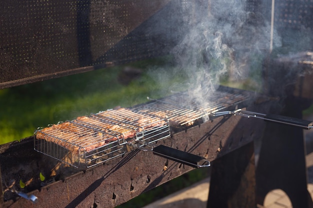 cocinar carne a la parrilla al fuego en la parrilla