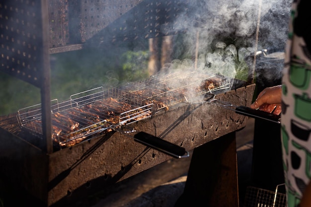 cocinar carne a la parrilla al fuego en la parrilla