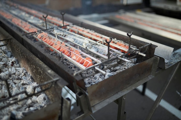 Cocinar carne a la parrilla Carne a la parrilla Comida callejera Carne