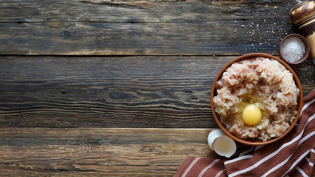 Cocinar carne picada de pollo con especias y huevo.