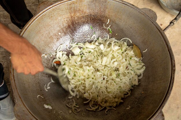 Cocinar cebollas en un recipiente caliente