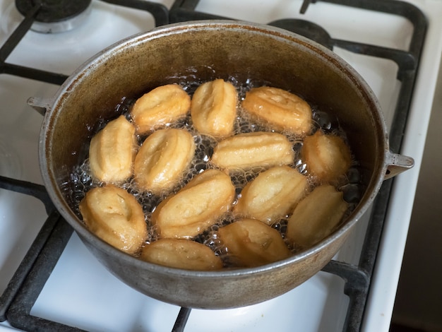 Cocinar celebración árabe dulces eid ramadan. postre turco tradicional tulumba - tulumba tatlisi.