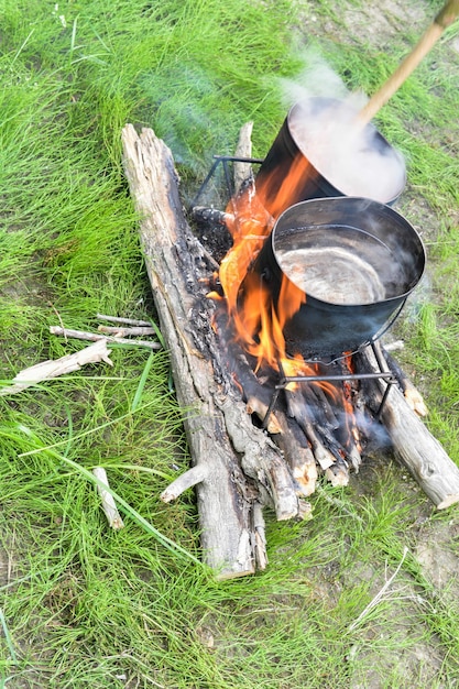 Cocinar la cena en la hoguera