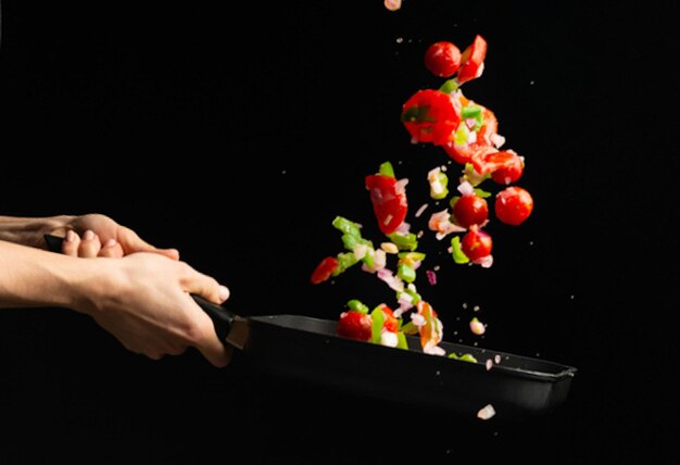 Foto cocinar el chef prepara la olla caliente en la sartén en la cocina cocinar la olla caliente en la sartén a la parrilla el muslo de pollo a la parrilla cocinar la olla caliente en la sartén alimentos cocinar