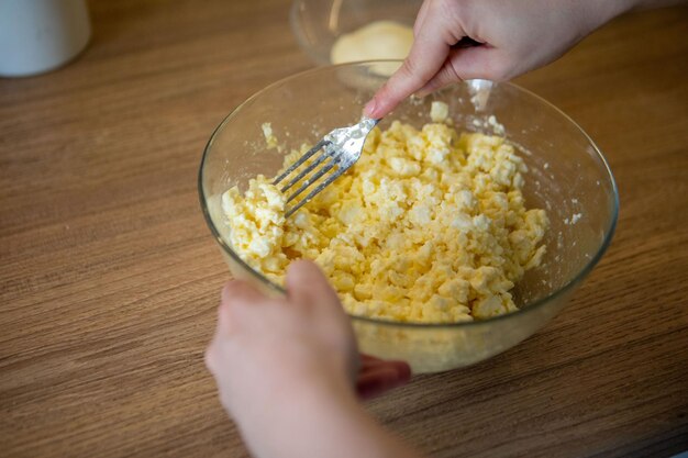 Cocinar en la cocina doméstica con ingredientes