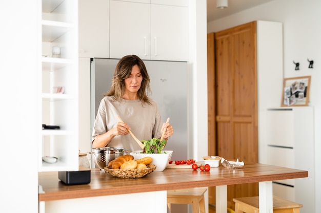 Cocinar en la cocina Ensalada de verduras de alimentos saludables Dieta Concepto de dieta Estilo de vida saludable