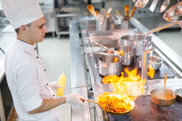 Cocinar cocineros en un restaurante.