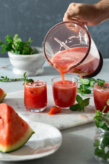 Cocinar cóctel de sandía de verano con menta