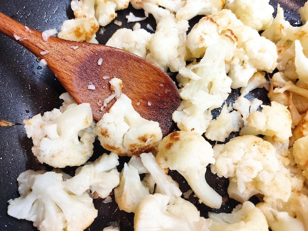 Cocinar la coliflor de forma tradicional Comida vegetariana útil a partir de verduras