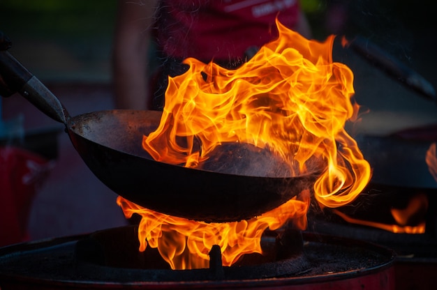 Cocinar comida de la calle en una sartén caliente