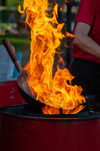 Cocinar comida de la calle en una sartén caliente