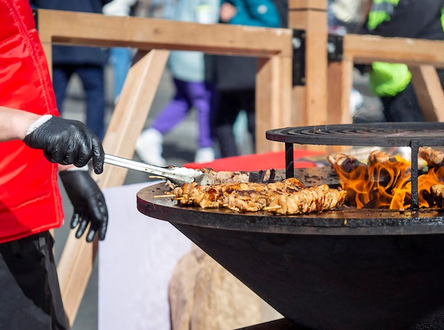 Cocinar comida callejera Carne asada junto al fuego