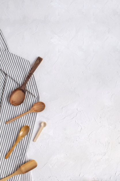 Foto cocinar comida concepto mínimo - cucharas de madera en servilleta de rayas arrugadas.