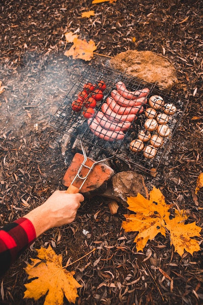 Cocinar la comida en la hoguera. concepto de camping. de cerca