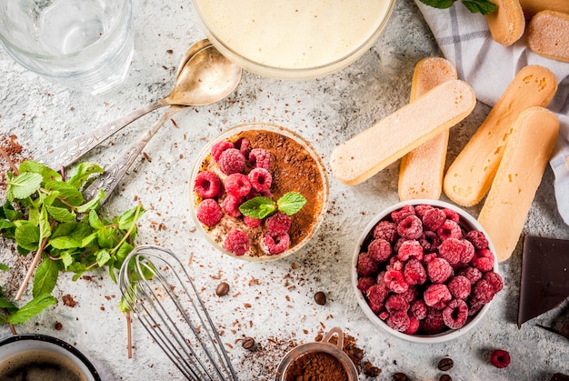 Cocinar comida italiana postre Tiramisú, con ingredientes