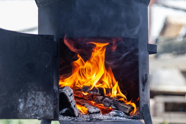 Cocinar comida o pilaf en un caldero al fuego Cocinar en caldero a fuego abierto en la naturaleza