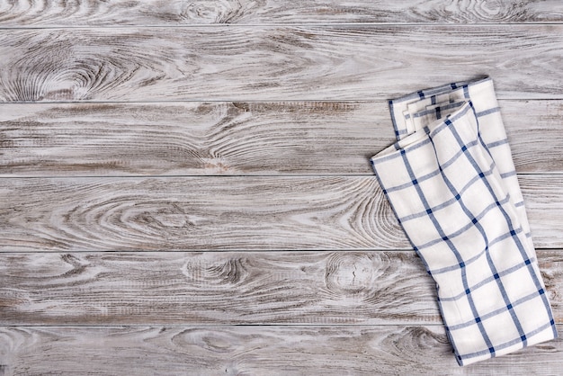 Cocinar comida o pizza fondo de mesa de madera con textil azul y blanco. Copie el espacio para el texto.