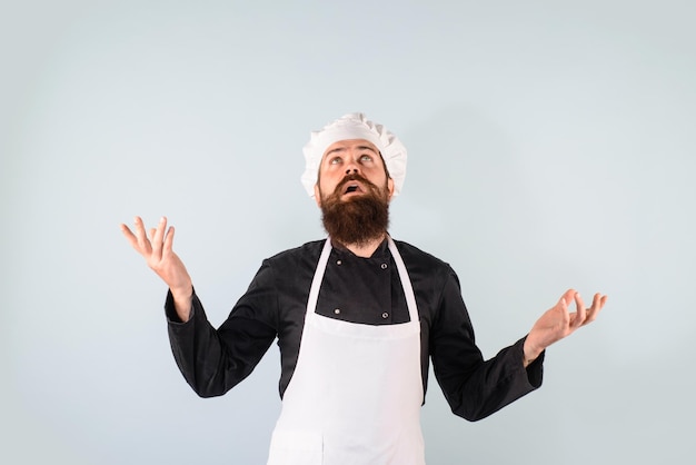 Cocinar comida profesión e inspiración concepto chef masculino cocinero o panadero en uniforme blanco barbudo