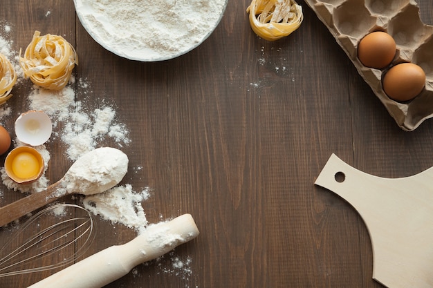 Cocinar una comida sabrosa con ingredientes como huevos, harina, pasta y masa. Gastos generales.