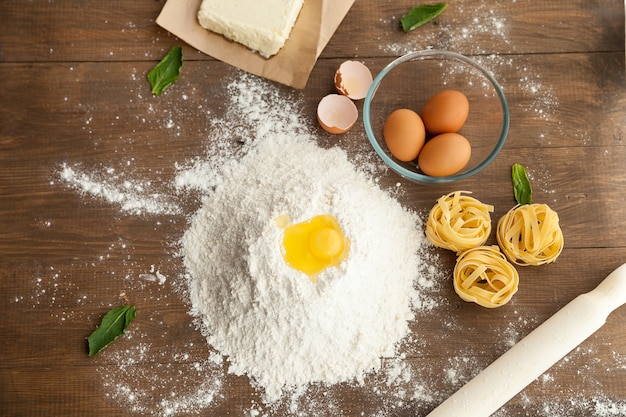 Cocinar comida sabrosa. Con ingredientes como mantequilla, huevos, harina, pasta. Vista desde arriba