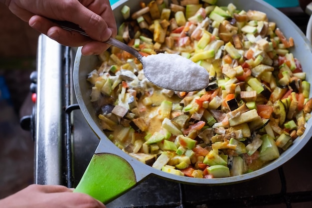 Cocinar comida vegetariana Poner demasiada sal en las verduras