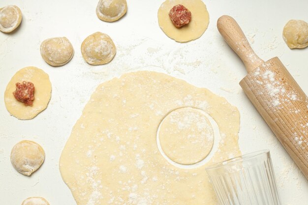 Cocinar el concepto de comida casera con albóndigas crudas