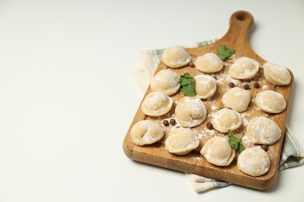 Cocinar el concepto de comida casera con albóndigas crudas