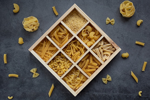 Cocinar el concepto de comida sana Diferentes tipos de pasta Vista desde arriba