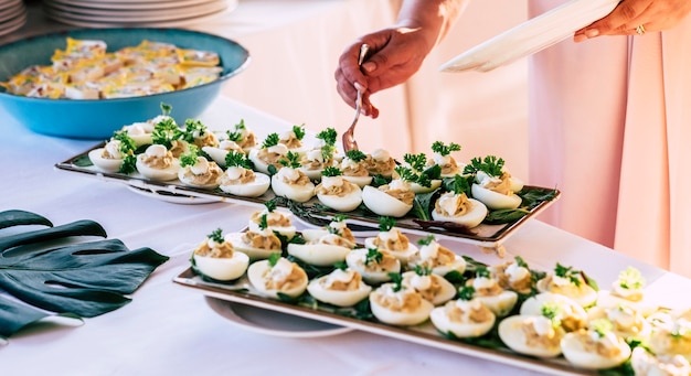 Cocinar y decorar huevos para la celebración de fiestas de catering como concepto de boda o evento