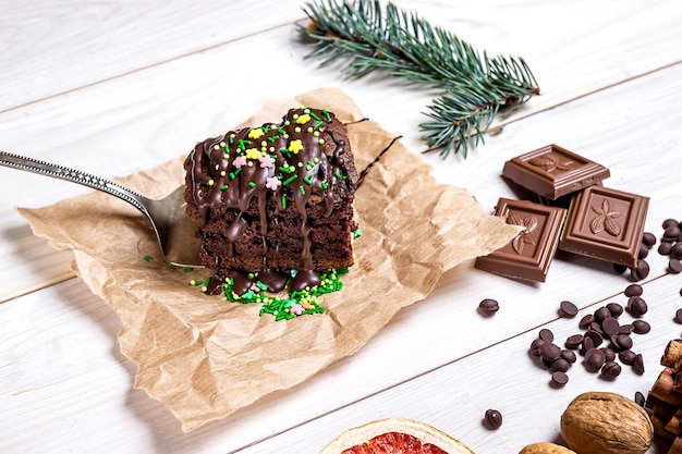 Cocinar y decorar pasteles de chocolate navideños