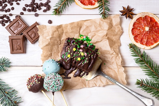 Cocinar y decorar pasteles de chocolate navideños