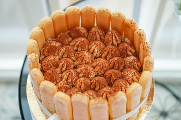 Cocinar y decorar la tarta de tiramisú en casa por un maestro.