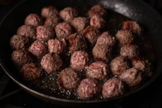 Cocinar deliciosas albóndigas caseras de ternera en una sartén Fondo oscuro Bolas de carne